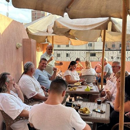 Pyramids Road Guest House Cozy Rooms And Rooftop Breakfast With The Pyramids View Nazlet el-Sîsi Exterior photo