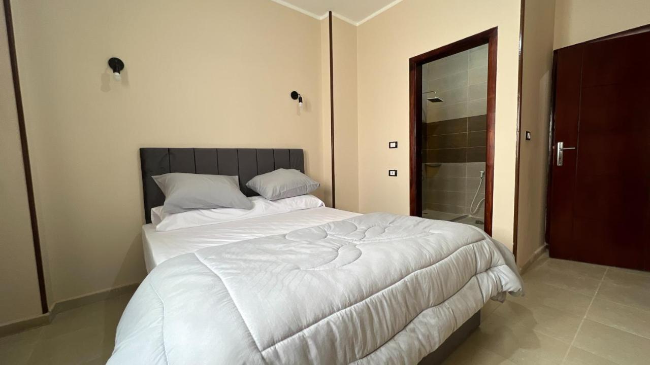 Pyramids Road Guest House Cozy Rooms And Rooftop Breakfast With The Pyramids View Nazlet el-Sîsi Exterior photo