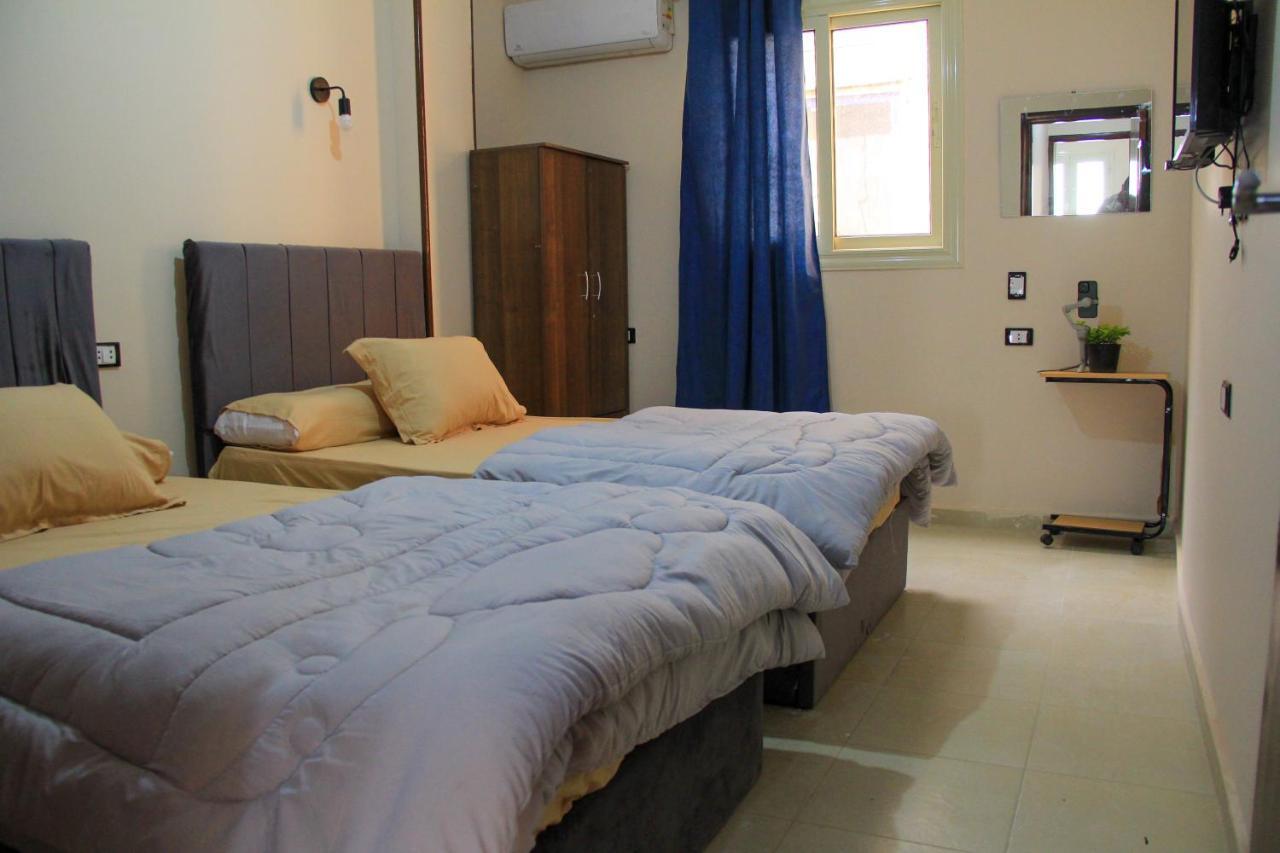 Pyramids Road Guest House Cozy Rooms And Rooftop Breakfast With The Pyramids View Nazlet el-Sîsi Exterior photo