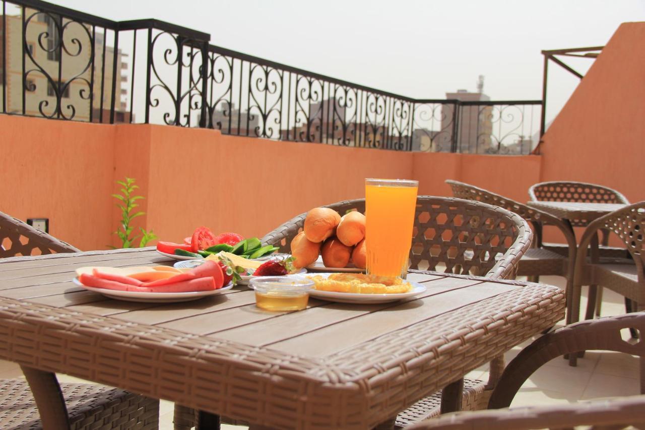 Pyramids Road Guest House Cozy Rooms And Rooftop Breakfast With The Pyramids View Nazlet el-Sîsi Exterior photo