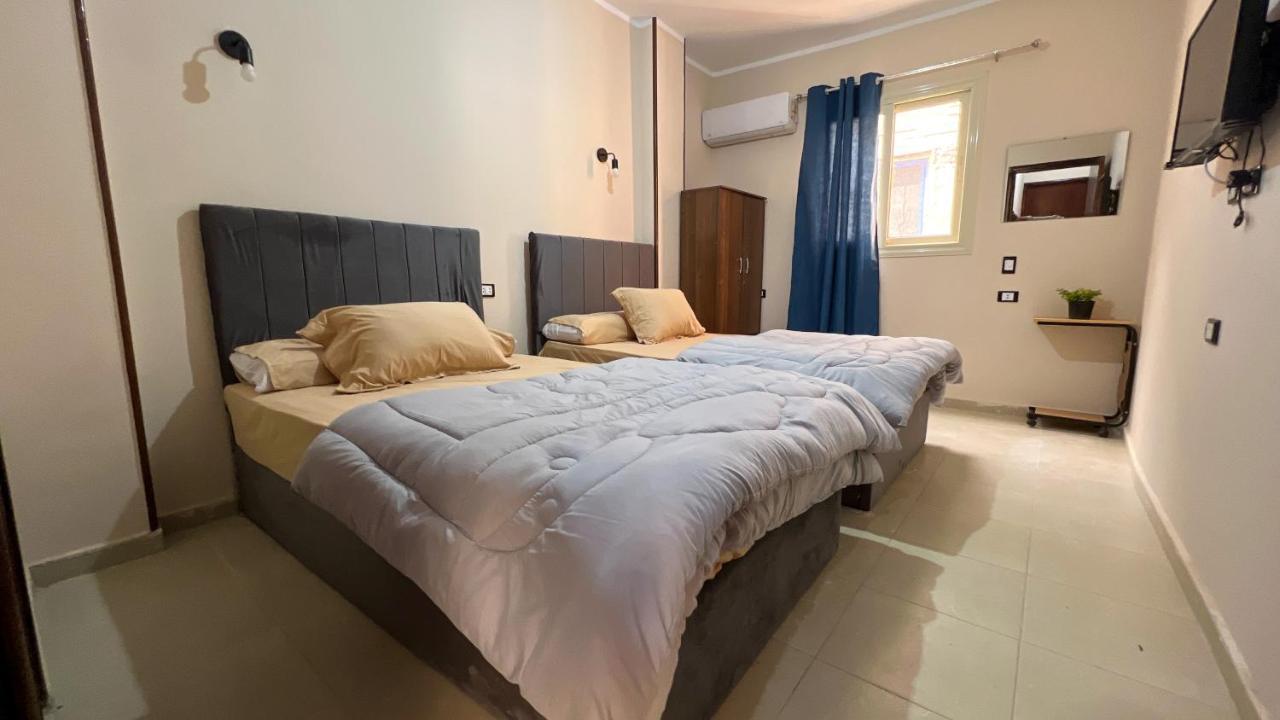 Pyramids Road Guest House Cozy Rooms And Rooftop Breakfast With The Pyramids View Nazlet el-Sîsi Exterior photo