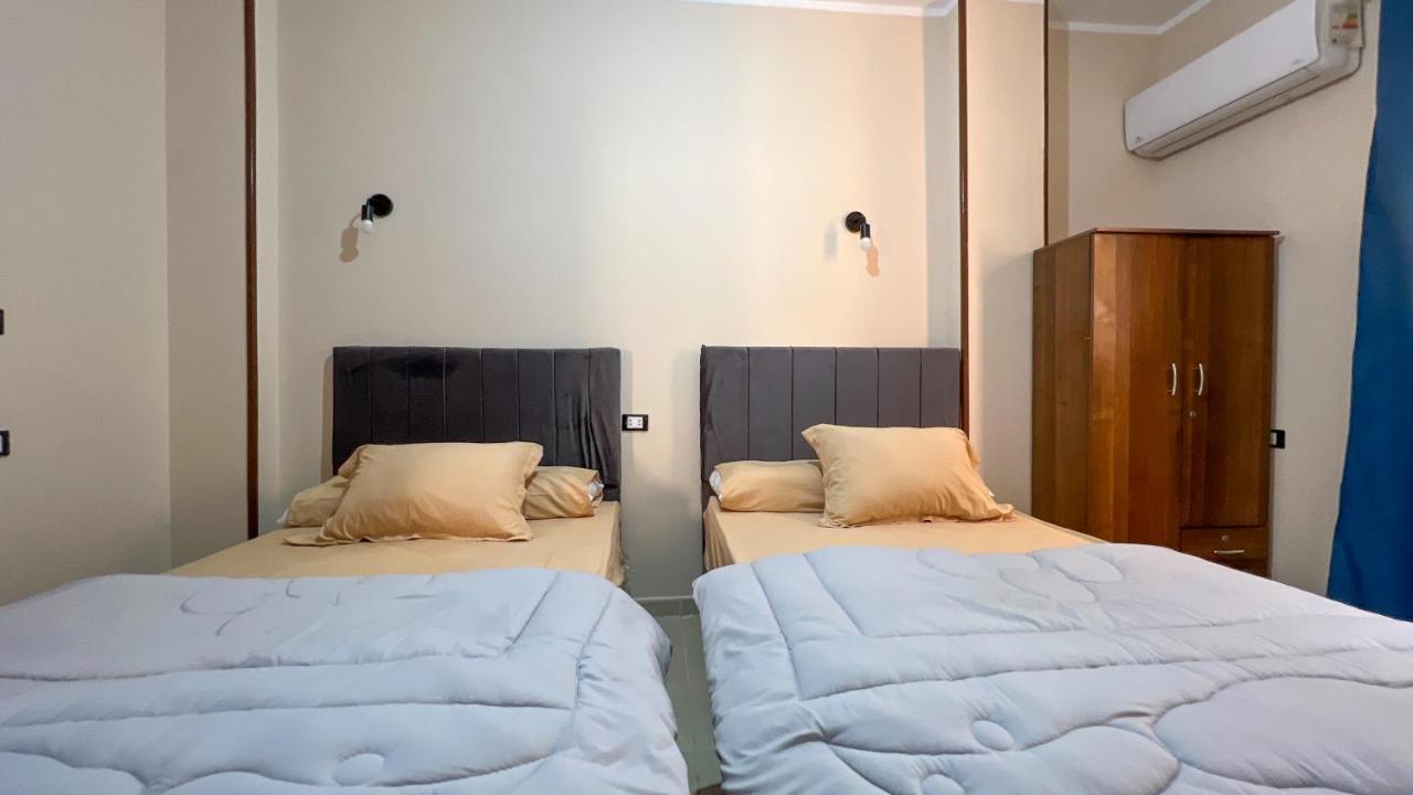 Pyramids Road Guest House Cozy Rooms And Rooftop Breakfast With The Pyramids View Nazlet el-Sîsi Exterior photo