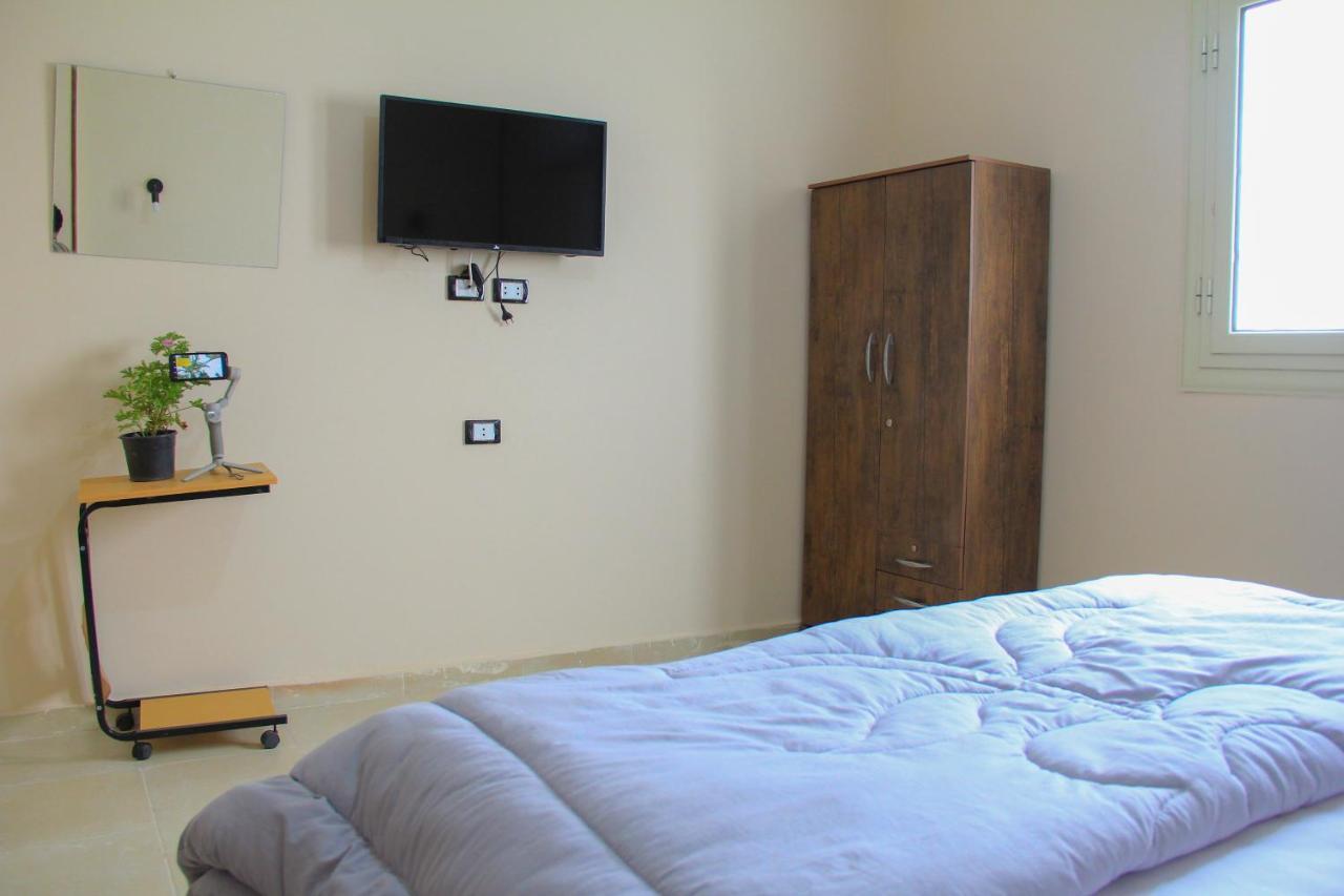 Pyramids Road Guest House Cozy Rooms And Rooftop Breakfast With The Pyramids View Nazlet el-Sîsi Exterior photo