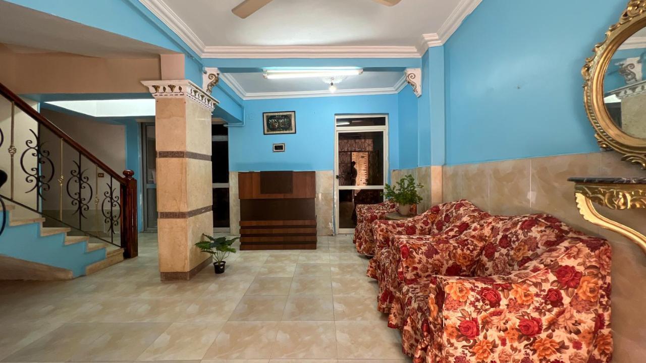 Pyramids Road Guest House Cozy Rooms And Rooftop Breakfast With The Pyramids View Nazlet el-Sîsi Exterior photo