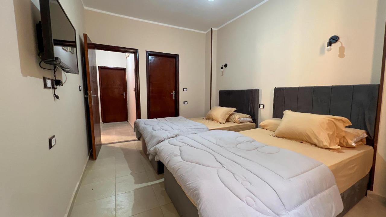 Pyramids Road Guest House Cozy Rooms And Rooftop Breakfast With The Pyramids View Nazlet el-Sîsi Exterior photo