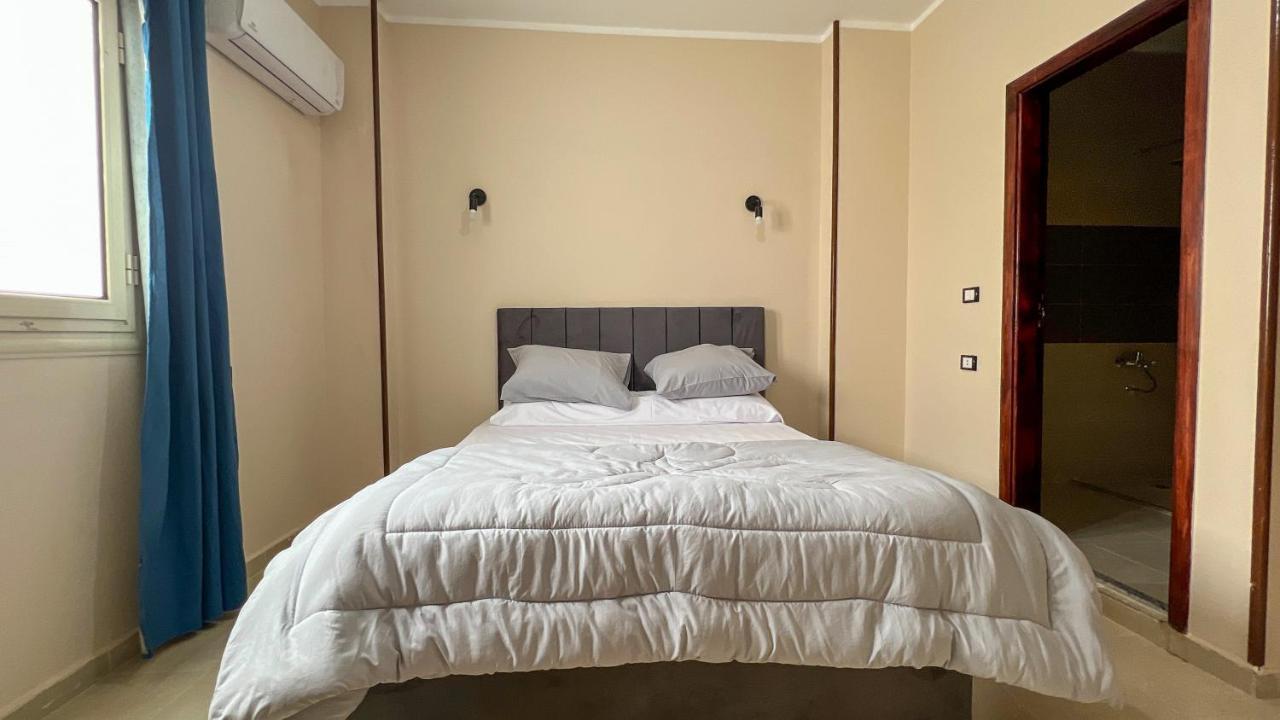 Pyramids Road Guest House Cozy Rooms And Rooftop Breakfast With The Pyramids View Nazlet el-Sîsi Exterior photo