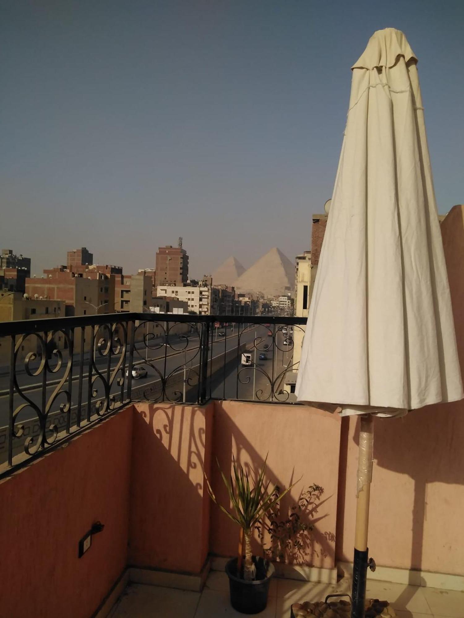 Pyramids Road Guest House Cozy Rooms And Rooftop Breakfast With The Pyramids View Nazlet el-Sîsi Exterior photo