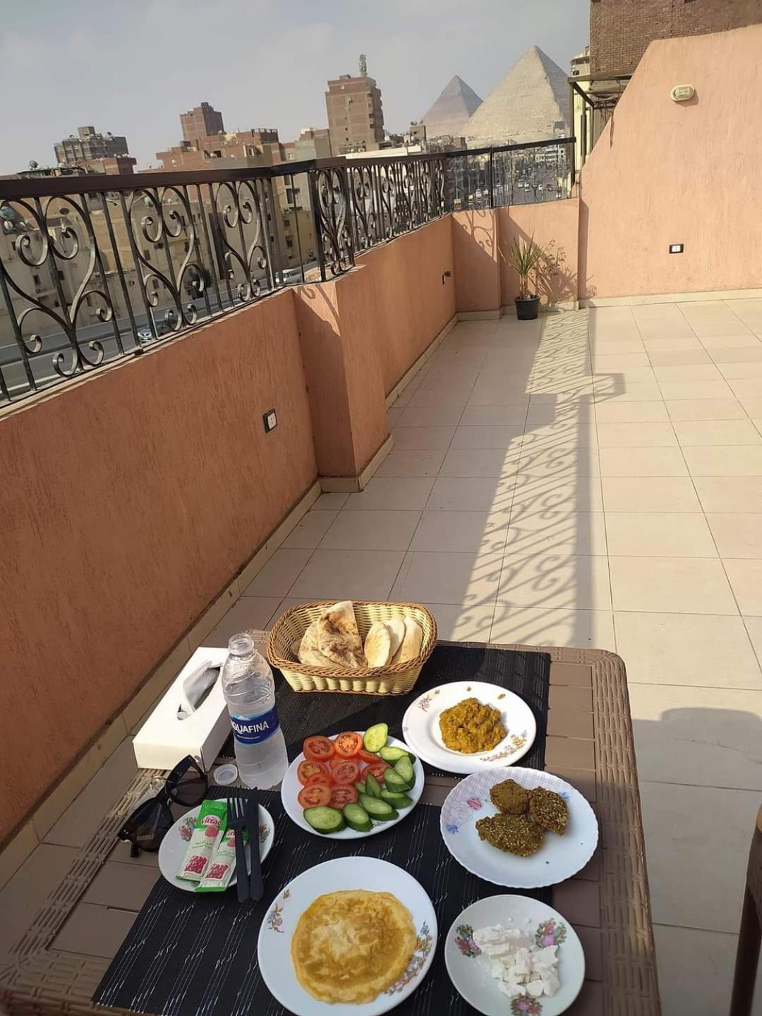 Pyramids Road Guest House Cozy Rooms And Rooftop Breakfast With The Pyramids View Nazlet el-Sîsi Exterior photo