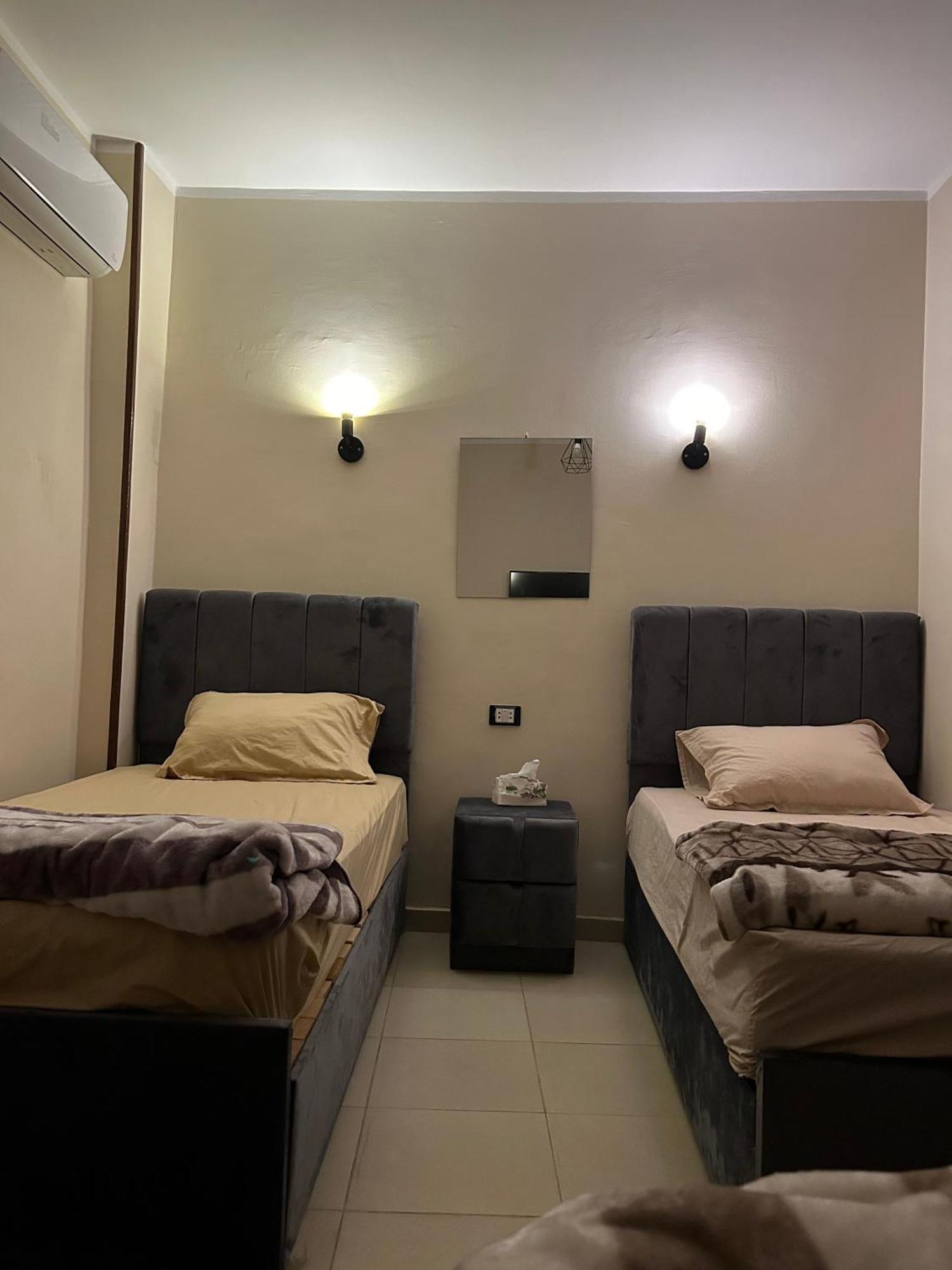 Pyramids Road Guest House Cozy Rooms And Rooftop Breakfast With The Pyramids View Nazlet el-Sîsi Exterior photo