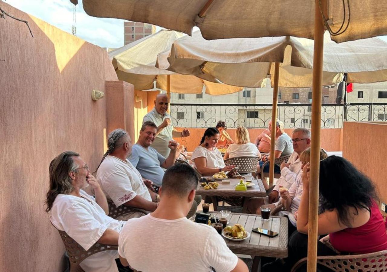 Pyramids Road Guest House Cozy Rooms And Rooftop Breakfast With The Pyramids View Nazlet el-Sîsi Exterior photo