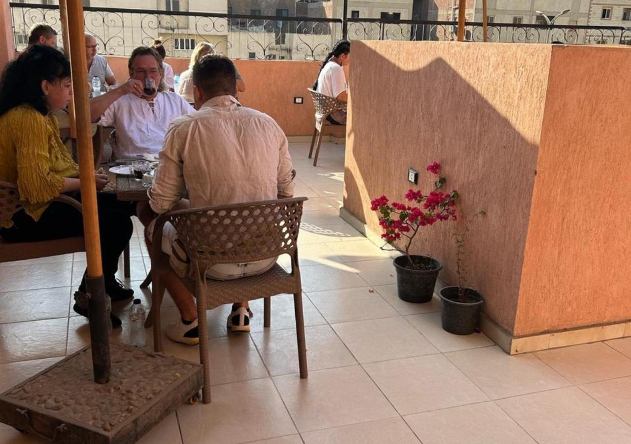 Pyramids Road Guest House Cozy Rooms And Rooftop Breakfast With The Pyramids View Nazlet el-Sîsi Exterior photo