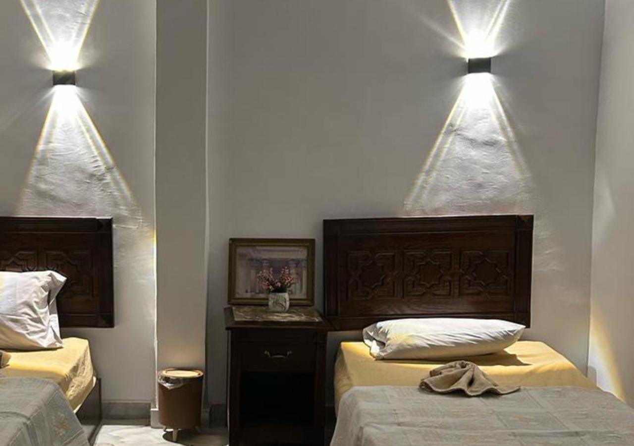 Pyramids Road Guest House Cozy Rooms And Rooftop Breakfast With The Pyramids View Nazlet el-Sîsi Exterior photo