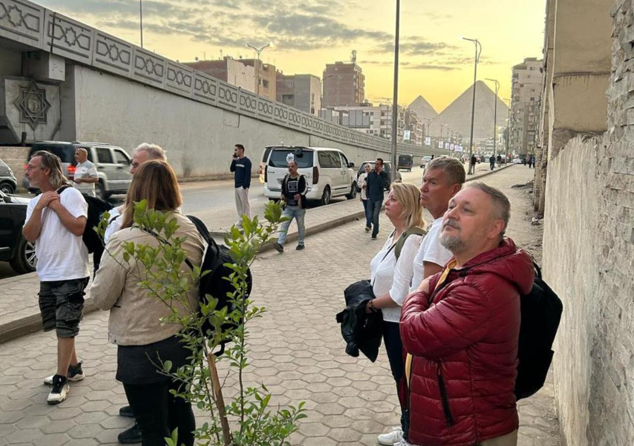 Pyramids Road Guest House Cozy Rooms And Rooftop Breakfast With The Pyramids View Nazlet el-Sîsi Exterior photo