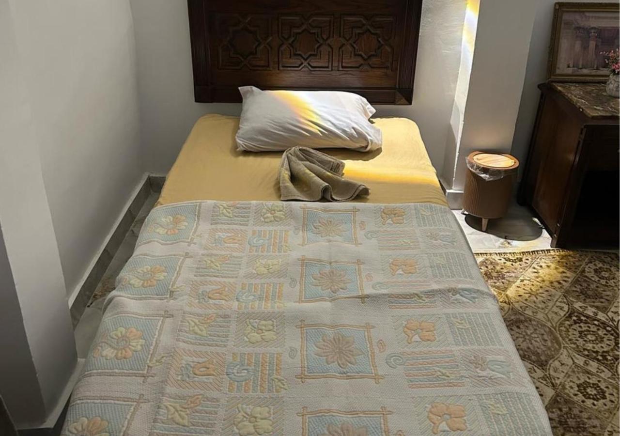 Pyramids Road Guest House Cozy Rooms And Rooftop Breakfast With The Pyramids View Nazlet el-Sîsi Exterior photo