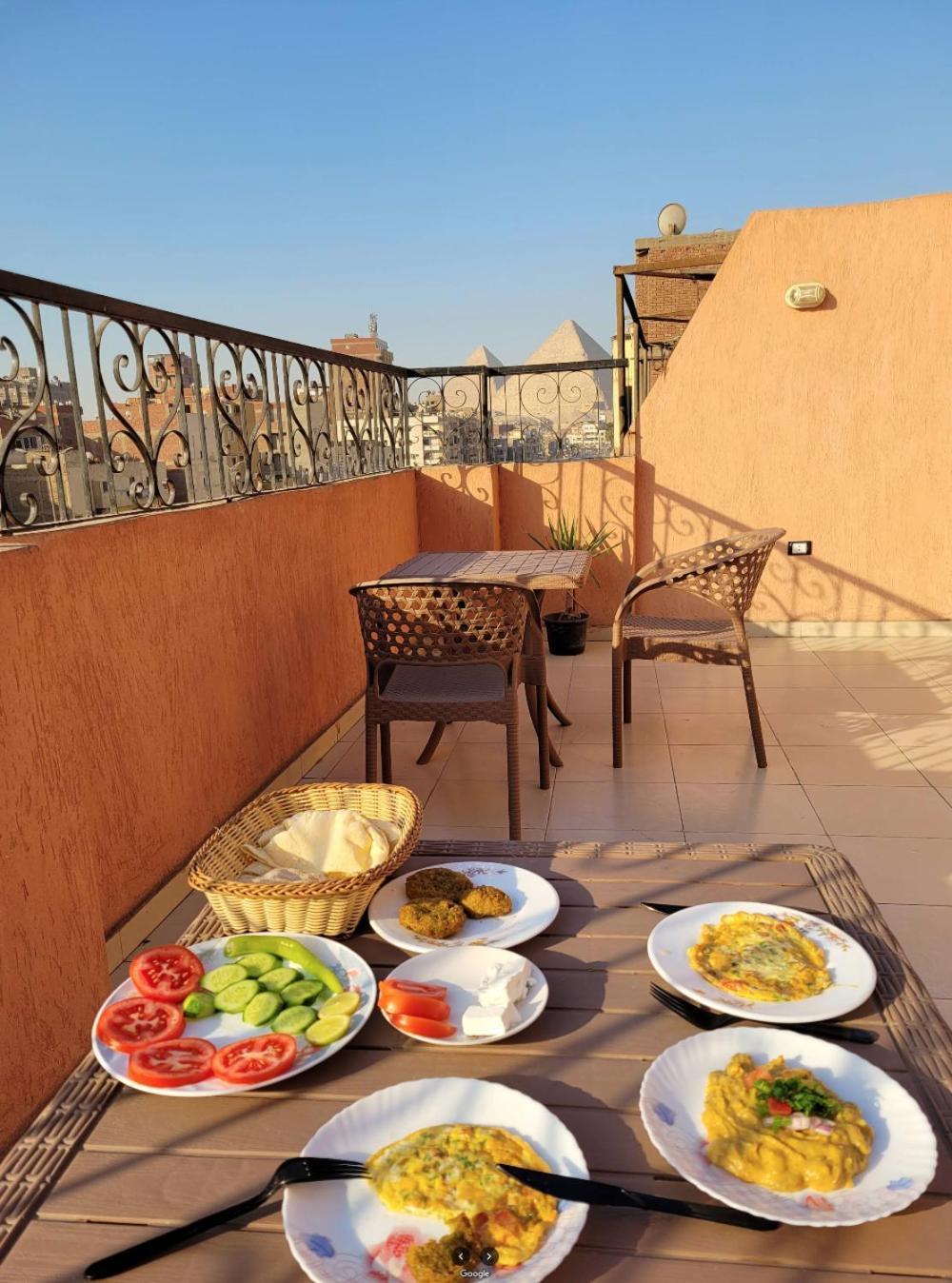 Pyramids Road Guest House Cozy Rooms And Rooftop Breakfast With The Pyramids View Nazlet el-Sîsi Exterior photo